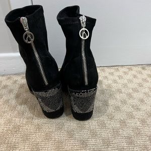 Wishbone heels with crystal design